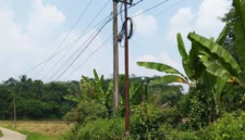 Keterangan foto : Tiang Wifi berdiri di jalan desa Mekarsari Kecamatan Maja Kabupaten Lebak, Sabtu (18/4/2026)