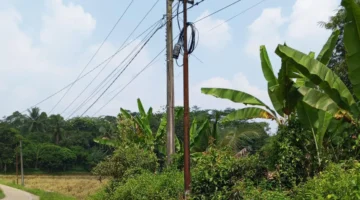 Keterangan foto : Tiang Wifi berdiri di jalan desa Mekarsari Kecamatan Maja Kabupaten Lebak, Sabtu (18/4/2026)