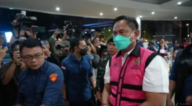 Keterangan foto : Tim Penyidik pada Jaksa Agung Muda Bidang Tindak Pidana Khusus menetapkan tiga orang sebagai tersangka dalam kasus dugaan tindak pidana korupsi yang terjadi dalam pengelolaan kegiatan pertambangan PT AKT di Kabupaten Murung Raya, Jumat (24/4/2026)