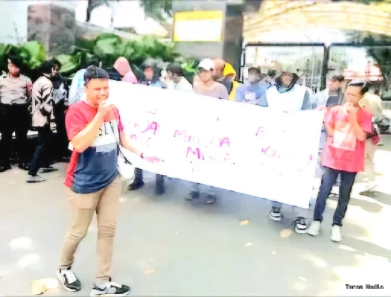 Aksi KMI di Kejagung RI Tekan Penegak Hukum Jumat, 24 April 2026. 