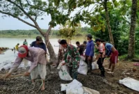 Keterangan foto : Puluhan personel TNI dari Koramil 0113/Cibaliung, Kodim 0601 Pandeglang.