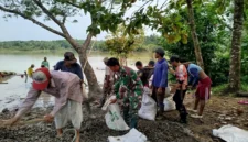 Keterangan foto : Puluhan personel TNI dari Koramil 0113/Cibaliung, Kodim 0601 Pandeglang.