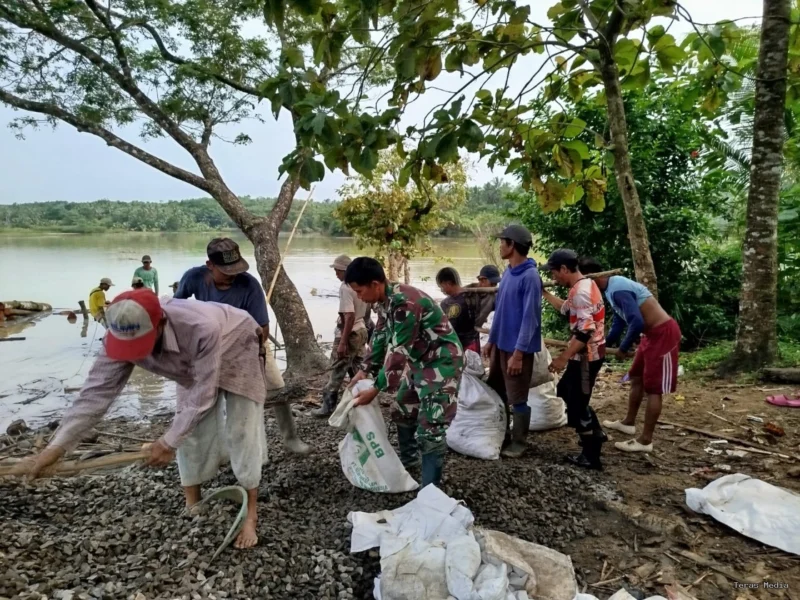 Keterangan foto : Puluhan personel TNI dari Koramil 0113/Cibaliung, Kodim 0601 Pandeglang.