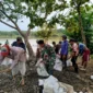 Keterangan foto : Puluhan personel TNI dari Koramil 0113/Cibaliung, Kodim 0601 Pandeglang.