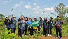 Keterangan foto:Menanam 4.500 pohon di Pulosari 
