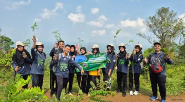 Keterangan foto:Menanam 4.500 pohon di Pulosari 