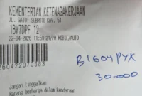 Keterangan foto : Karcis parkir di Kemenaker yang ditulis tangan diprotes, Kamis (23/4/2026)