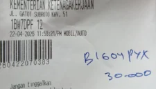 Keterangan foto : Karcis parkir di Kemenaker yang ditulis tangan diprotes, Kamis (23/4/2026)