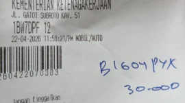 Keterangan foto : Karcis parkir di Kemenaker yang ditulis tangan diprotes, Kamis (23/4/2026)