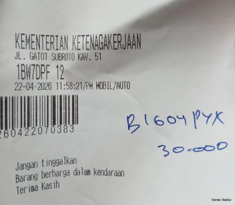Keterangan foto : Karcis parkir di Kemenaker yang ditulis tangan diprotes, Kamis (23/4/2026)