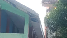 Keterangan poto : Kondisi atap, Plafon fan lispang SDN 1 Rangkasbitung Barat yang kondisinya rusak tak terawat (Doksus)