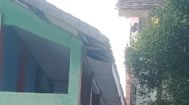 Keterangan poto : Kondisi atap, Plafon fan lispang SDN 1 Rangkasbitung Barat yang kondisinya rusak tak terawat (Doksus)