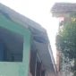 Keterangan poto : Kondisi atap, Plafon fan lispang SDN 1 Rangkasbitung Barat yang kondisinya rusak tak terawat (Doksus)
