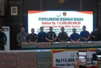 Keterangan foto : Kejaksaan Tinggi (Kejati) Kalimantan Barat membuktikan keseriusannya berhasil disita uang tunai dalam kasus dugaan tindak pidana korupsi dan pencucian uang senilai fantastis mencapai Rp115 miliar, Senin (20/4/2026)