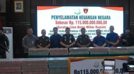 Keterangan foto : Kejaksaan Tinggi (Kejati) Kalimantan Barat membuktikan keseriusannya berhasil disita uang tunai dalam kasus dugaan tindak pidana korupsi dan pencucian uang senilai fantastis mencapai Rp115 miliar, Senin (20/4/2026)