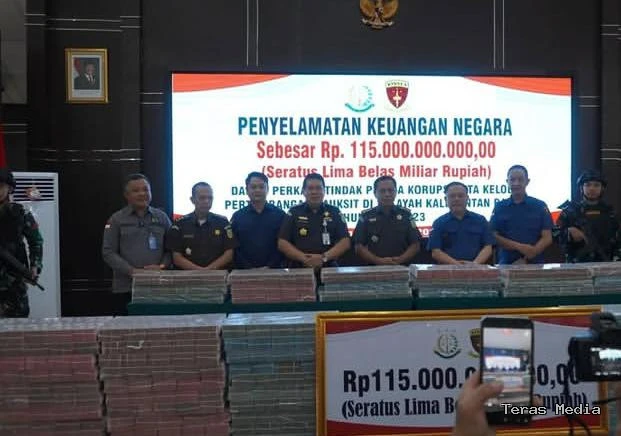 Keterangan foto : Kejaksaan Tinggi (Kejati) Kalimantan Barat membuktikan keseriusannya berhasil disita uang tunai dalam kasus dugaan tindak pidana korupsi dan pencucian uang senilai fantastis mencapai Rp115 miliar, Senin (20/4/2026)