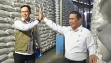 Keterangan foto : Menteri Amran Sulaeman dan Direktur Utama Perum BULOG, Letnan Jenderal TNI (Purn) Dr. Ahmad Rizal Ramdhani, Jumat (24/4/2026)