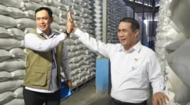 Keterangan foto : Menteri Amran Sulaeman dan Direktur Utama Perum BULOG, Letnan Jenderal TNI (Purn) Dr. Ahmad Rizal Ramdhani, Jumat (24/4/2026)