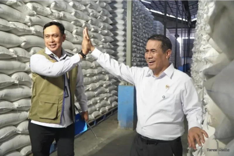 Keterangan foto : Menteri Amran Sulaeman dan Direktur Utama Perum BULOG, Letnan Jenderal TNI (Purn) Dr. Ahmad Rizal Ramdhani, Jumat (24/4/2026)