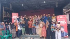 Keterangan poto : Boni Triana Anggota DPR RI saat bersilaturahmi kepada warga masyrakat Kampung Dukuh dalam acara sosialisasi Program Indonesia Pintar (PIP) pada 30/4/2026