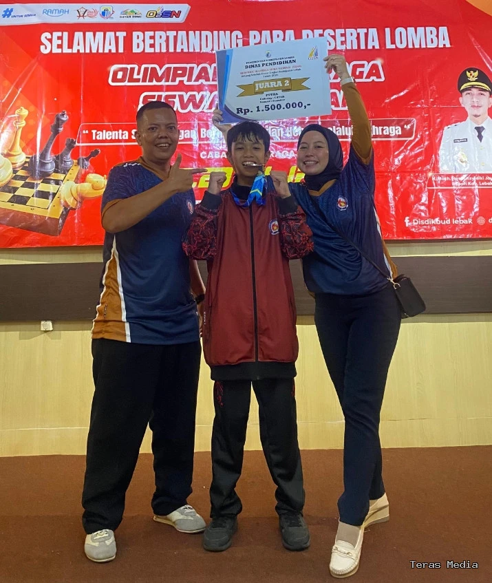 Keterangan poto : Hugo bersama tim pelatih dan guru saat menerima medali Perak Cabor Catur putra, O2SN  tingkat Kabupaten