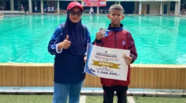 Keterangan poto : Rapassya berpoto bersama Guru Pendamping usai merebut medali perak loba O2SN tingkat kabupaten tahun 2026