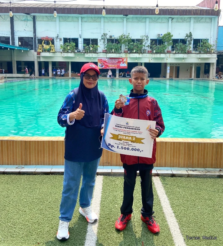 Keterangan poto : Rapassya berpoto bersama Guru Pendamping usai merebut medali perak loba O2SN tingkat kabupaten tahun 2026