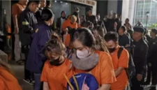 Keterangan foto : Tim penyidik dari Direktorat Tindak Pidana Umum Bareskrim Polri telah menggerebek markas besar operasi judi online di kawasan Jalan Hayam Wuruk, Jakarta Barat, Senin (11/4/2026)