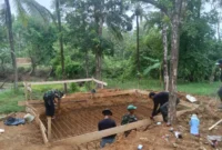 Keterangan foto : Prajurit Kodim 0601/Pandeglang bahu-membahu dengan warga setempat, menyatukan tenaga dan pikiran untuk membangun Jembatan Perintis Garuda Tahap III dan IV, Selasa (5/4/2026)