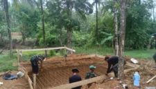 Keterangan foto : Prajurit Kodim 0601/Pandeglang bahu-membahu dengan warga setempat, menyatukan tenaga dan pikiran untuk membangun Jembatan Perintis Garuda Tahap III dan IV, Selasa (5/4/2026)