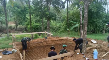 Keterangan foto : Prajurit Kodim 0601/Pandeglang bahu-membahu dengan warga setempat, menyatukan tenaga dan pikiran untuk membangun Jembatan Perintis Garuda Tahap III dan IV, Selasa (5/4/2026)