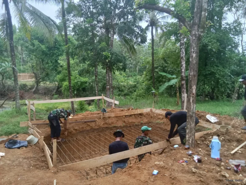 Keterangan foto : Prajurit Kodim 0601/Pandeglang bahu-membahu dengan warga setempat, menyatukan tenaga dan pikiran untuk membangun Jembatan Perintis Garuda Tahap III dan IV, Selasa (5/4/2026)