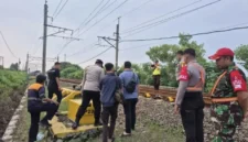 Keterangan foto : Jajaran personel Polsek Tigaraksa, di bawah naungan Polresta Tangerang, mendatangi lokasi Stasiun Kereta Api Daru, Kecamatan Jambe, pada Jumat (8/5/2026)