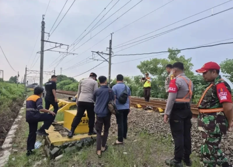 Keterangan foto : Jajaran personel Polsek Tigaraksa, di bawah naungan Polresta Tangerang, mendatangi lokasi Stasiun Kereta Api Daru, Kecamatan Jambe, pada Jumat (8/5/2026)