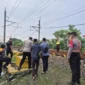 Keterangan foto : Jajaran personel Polsek Tigaraksa, di bawah naungan Polresta Tangerang, mendatangi lokasi Stasiun Kereta Api Daru, Kecamatan Jambe, pada Jumat (8/5/2026)