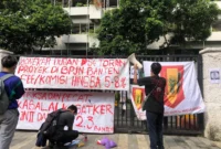 Keterangan foto : Gerakan Aksi Moral Mahasiswa (GAMMA) Kabupaten Lebak, Banten, menggelar demonstrasi di depan Kantor Direktorat Jenderal Bina Marga, Kementerian PUPR, Jakarta Selatan, Selasa (5/5/2026)