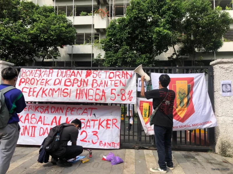 Keterangan foto : Gerakan Aksi Moral Mahasiswa (GAMMA) Kabupaten Lebak, Banten, menggelar demonstrasi di depan Kantor Direktorat Jenderal Bina Marga, Kementerian PUPR, Jakarta Selatan, Selasa (5/5/2026)