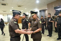 Keterangan foto : Kepala Kejaksaan Tinggi (Kajati) Jawa Barat, Dr. Sutikno resmi melantik dua pejabat tinggi di lingkungan Kejaksaan Tinggi Jawa Barat, Senin (4/4/2026)