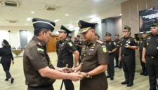 Keterangan foto : Kepala Kejaksaan Tinggi (Kajati) Jawa Barat, Dr. Sutikno resmi melantik dua pejabat tinggi di lingkungan Kejaksaan Tinggi Jawa Barat, Senin (4/4/2026)