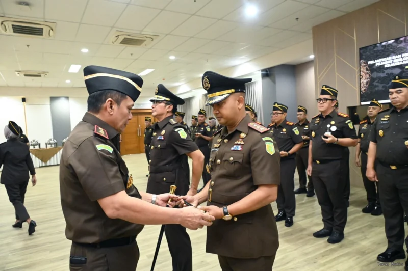 Keterangan foto : Kepala Kejaksaan Tinggi (Kajati) Jawa Barat, Dr. Sutikno resmi melantik dua pejabat tinggi di lingkungan Kejaksaan Tinggi Jawa Barat, Senin (4/4/2026)
