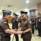 Keterangan foto : Kepala Kejaksaan Tinggi (Kajati) Jawa Barat, Dr. Sutikno resmi melantik dua pejabat tinggi di lingkungan Kejaksaan Tinggi Jawa Barat, Senin (4/4/2026)