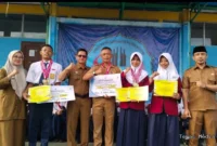Keterangan poto: Siswa peraih Emas dalam ajang lomba O2SN tingkat Kabupaten tahun 2026 berpoto bersama dengan Kepala Sekolah dan dewan guru