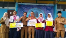 Keterangan poto: Siswa peraih Emas dalam ajang lomba O2SN tingkat Kabupaten tahun 2026 berpoto bersama dengan Kepala Sekolah dan dewan guru