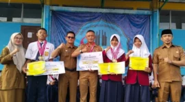 Keterangan poto: Siswa peraih Emas dalam ajang lomba O2SN tingkat Kabupaten tahun 2026 berpoto bersama dengan Kepala Sekolah dan dewan guru