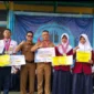 Keterangan poto: Siswa peraih Emas dalam ajang lomba O2SN tingkat Kabupaten tahun 2026 berpoto bersama dengan Kepala Sekolah dan dewan guru