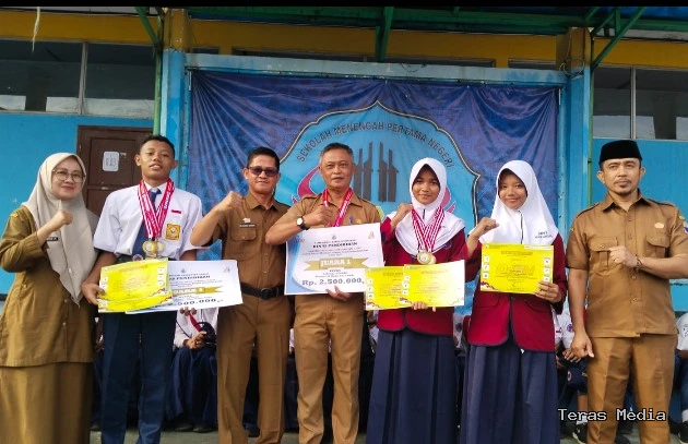 Keterangan poto: Siswa peraih Emas dalam ajang lomba O2SN tingkat Kabupaten tahun 2026 berpoto bersama dengan Kepala Sekolah dan dewan guru