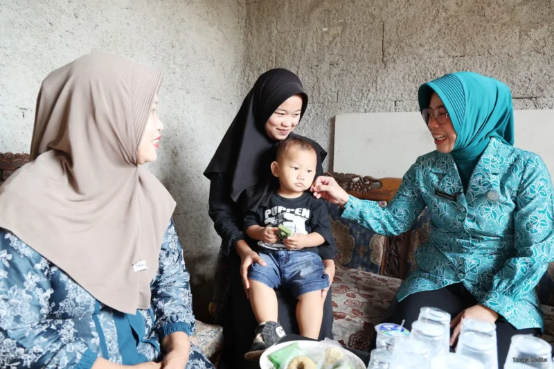 Tinawati Andra Soni bersama jajaran Kementerian Kependudukan dan Pembangunan Keluarga/BKKBN Provinsi Banten meninjau langsung pelayanan Keluarga Berencana (KB) implan gratis di Aula Kantor Kecamatan Balaraja, Kabupaten Tangerang, Senin (25/5/2026).