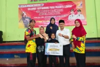 Keterangan poto : Mira Pitriani saat berpoto bersama denga Kepala Dinas Pendidikam, Dodi Irawan di damping Kepala Sekolah, saat menerima medali Emas O2SN tingkat Kabupaten tahun 2026