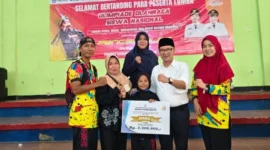 Keterangan poto : Mira Pitriani saat berpoto bersama denga Kepala Dinas Pendidikam, Dodi Irawan di damping Kepala Sekolah, saat menerima medali Emas O2SN tingkat Kabupaten tahun 2026