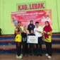 Keterangan poto : Mira Pitriani saat berpoto bersama denga Kepala Dinas Pendidikam, Dodi Irawan di damping Kepala Sekolah, saat menerima medali Emas O2SN tingkat Kabupaten tahun 2026